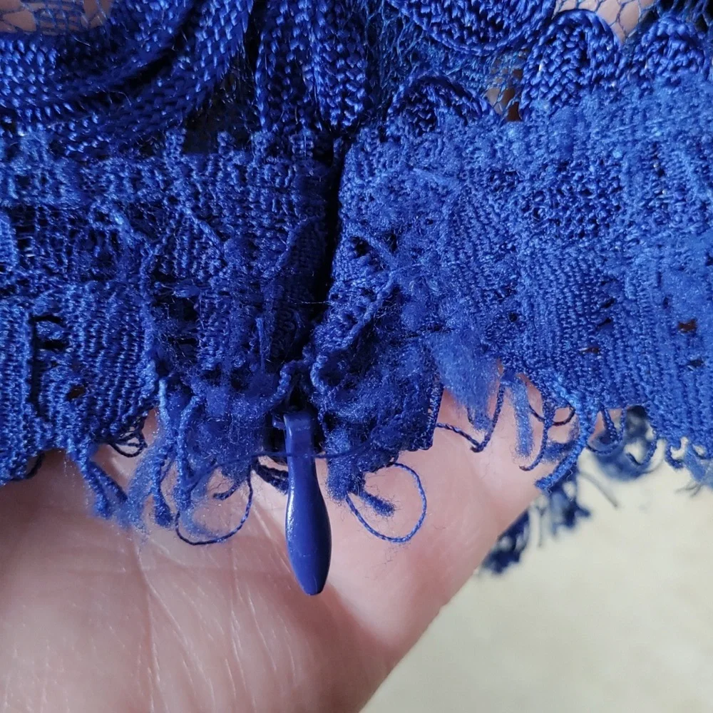 2/$10 04108 Willa royal blue floral and lace S/S cropped blouse M - Picture 5 of 9